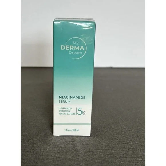 Green Skincare Serum with Natural Ingredients - Picture 1 of 4